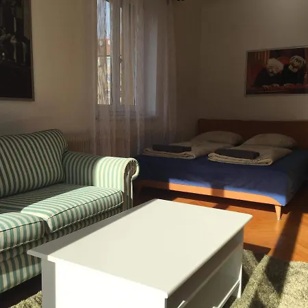 Schones Und Sonniges Balkonzimmer * 格拉茨